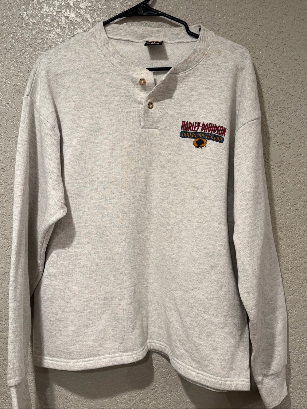 Vintage Harley-Davidson Light Gray Henley Sweatshirt with Small Chest Logo